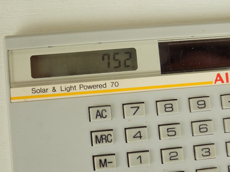 aiwa_solar_detail.jpg, 113kB