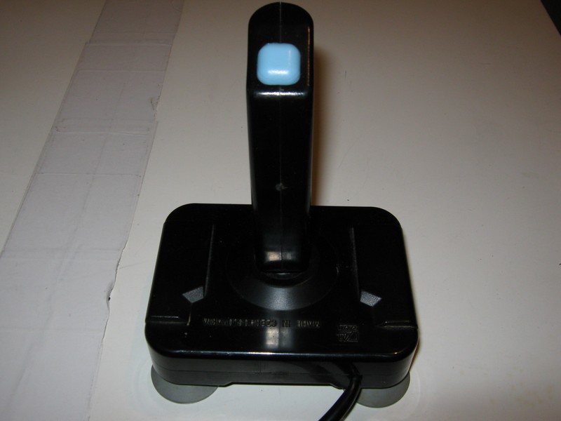 ovladac_joystick_kovodruzstvonachod_modrytlacitko_spod.jpg, 57 kB